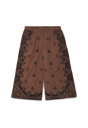 Pantaloncini marroni fino al ginocchio con motivi in pizzo neri e intricati lungo i lati e l'orlo, dotati di un bottone e una fascia elasticizzata in vita.