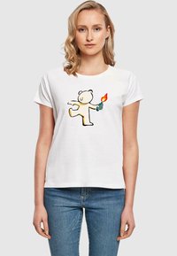T-shirt en coton blanc avec un ours en cartoon ludique tenant une flamme et une grenade, avec des contours simples en noir et en couleur. Coupe décontractée.