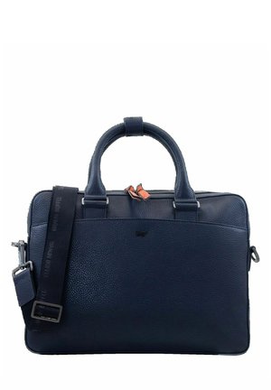 Portafoglio in pelle blu navy con finitura testurizzata, manici doppi, tracolla rimovibile e dettagli arancioni sulla zip. Forma rettangolare compatta.