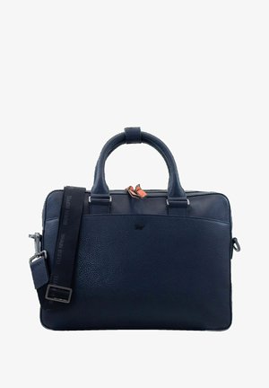 Marineblaue Ledermappe mit strukturiertem Finish, doppelten Griffen, abnehmbarem Gurt und orangefarbenen Reißverschlussakzenten. Kompakte rechteckige Form.