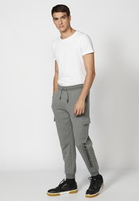 Koroshi LARGO - Donji dijelovi trenirke - gris medio vigoré   dark grey vigore