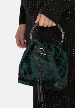Emmerturquoise en zwarte luipaardprint faux fur bucketbag met een zilverkleurige ronde handgreep, trekkoordsluiting en decoratieve kettinkfranjes.