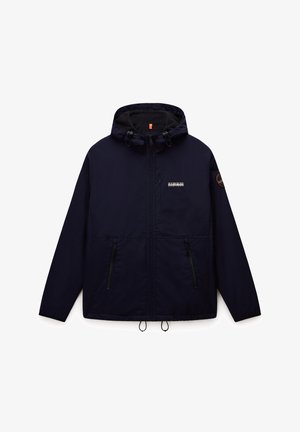 Chaqueta exterior azul marino con capucha, cierre delantero con cremallera, dos bolsillos con cremallera, cordones ajustables y un logo en el pecho.