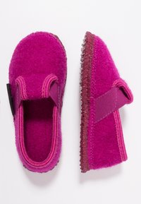 Fuchsia gevoerde slippers met elastische band en textuur rubberen zool. Gestikte details in contrasterend roze. Gesloten teen ontwerp.