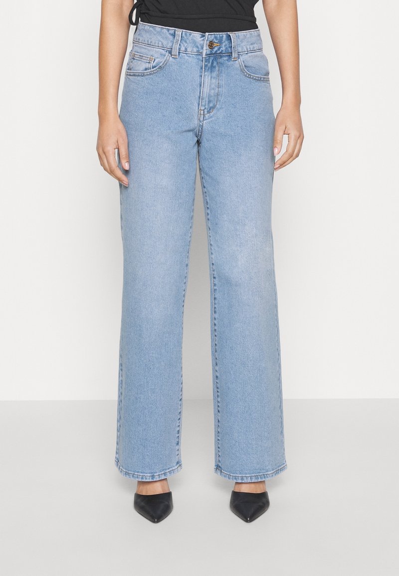 Ljusblå vida jeans i denim med hög midja, framfickor och en klassisk femfickedesign med kontrasterande sömmar.