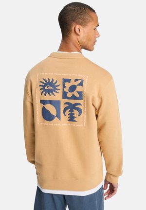 Beiges Sweatshirt mit Rundhalsausschnitt, auf der Rückseite mit einem großen Navy-Design aus abstrakten Formen und Text versehen. Weiche Textur.