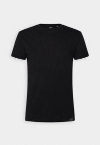 T-shirt noir uni à manches courtes et col rond avec une petite étiquette rayée sur l'ourlet inférieur avant gauche.