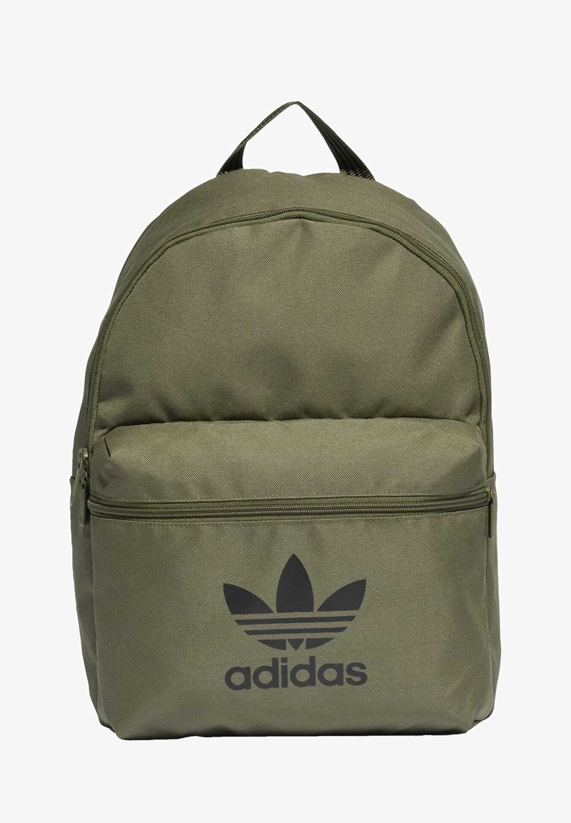 Oliivinvihreä Adidas-reppu, jossa on etutasku vetoketjulla ja musta trefoil-logo etupaneelin alaosassa.