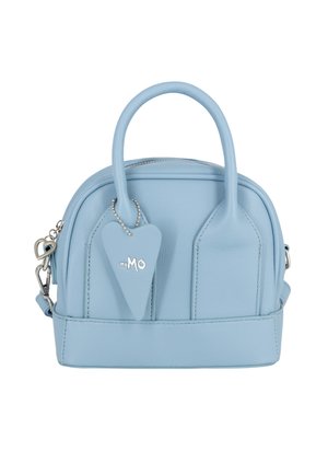 Petit sac à main bleu clair avec anses arrondies, étiquette métallique en forme de cœur à l'avant et fermoir argenté sur le côté.