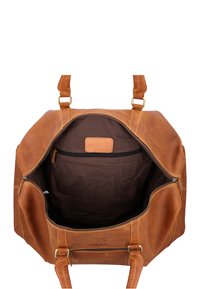 Bruine leren weekendtas met messing hardware, ritssluiting en binnenzak. Voering van donkere stof, met stevige handvatten.