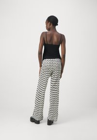 Noisy May NMSADIE PANTS - Nohavice - black/oatmeal/bright white