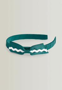 Bandeau en ruban bleu canard avec une bande texturée et un nœud aux accents ondulés blancs. Fini lisse et design léger pour le confort.