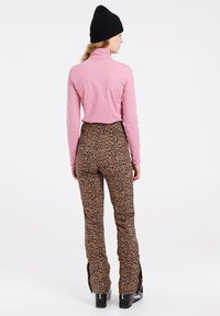 Protest PRTARTYOM - Pantaloni da snowboard - uluru rust/rosso scuro