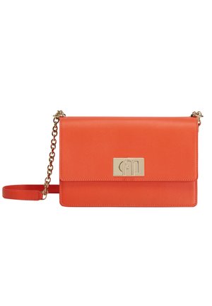 Sac à bandoulière en cuir orange avec une bandoulière chaîne dorée et un fermoir rectangulaire doré sur le rabat avant, fond blanc uni.