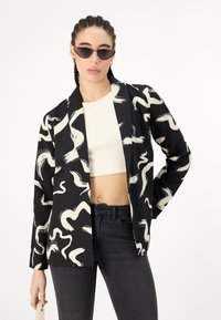 Must mustriga mustriga mustriga mustriga mustriga, neid tunne mustriga mustriga mustriga mustriga valge crop tops ja mustad teksad.