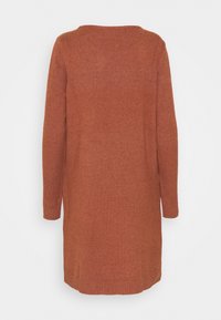 Abito lavorato a maglia color ruggine con maniche lunghe e scollo rotondo. Presenta una vestibilità leggermente ampia e spacchi laterali all'orlo.