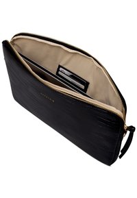 Czarna kopertówka z tłoczeniem imitującym skórę krokodyla, z kremowym wnętrzem. Posiada zamknięcie na górny suwak oraz przegródki na karty wewnątrz. Złote akcenty metalowe.