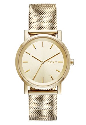 Guldtonet DKNY armbåndsur med mesh-rem, minimalistisk urskive og gyldne timemarkører og visere, der viser kl. 10:10:25.