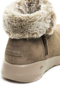 Brauner Wildleder-Ankle-Boot mit einem flauschigen Kunstfellkragen, seitlichem Reißverschluss und einer hellfarbigen Gummisohle mit strukturiertem Grip.