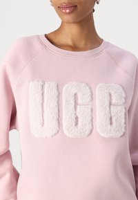 UGG MADELINE FUZZY LOGO CREW NECK - Sportska majica - ashen rose