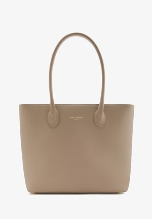 Tote-Bag aus braunem Leder mit glatter Textur, zwei stabilen Griffen und geprägt Logo auf der Vorderseite. Minimalistisches Design mit rechteckiger Form.