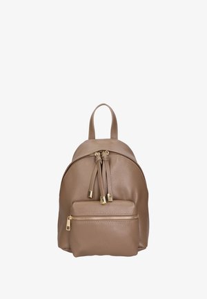 Bruine leren rugzak met een ronde vorm, dubbele ritsluiting en een voorvak. Bevat hardware in goudtint en een gestructureerde afwerking.