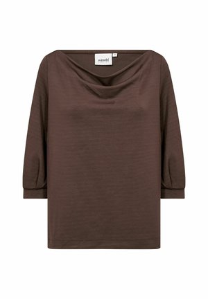 Brun langærmet top med bådudskæring og løs pasform, mærket Wasabi Concept, vist mod en hvid baggrund.