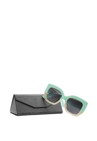 Occhiali da sole verde menta con montatura quadrata oversize e lenti scure sfumate, appoggiati su un astuccio triangolare nero e testurizzato.