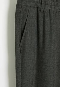 Ciemnoszare spodnie z fakturowanej tkaniny, z plisowanym przodem i bocznymi kieszeniami, z elastycznym pasem dla większego komfortu.