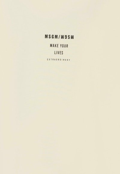 Crème-kleurig t-shirt van zacht stof met een centrale afdruk: "MSGM/WMSW MAKE YOUR LIVES EXTRAORDINARY" in vette zwarte tekst.