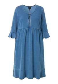 Sininen farkkumekko, jossa on kolme neljännesosaa hihat, röyhelöillä varustetut hihansuut, pyöreä pääntie ja keskellä vetoketju. Laajeneva helma ja gathered vyötärö.