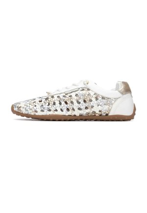 Zapatillas tejidas en blanco y metálico con suela de goma. Presentan detalles en plata y oro, cierre con cordones planos y cuello acolchado en el tobillo.