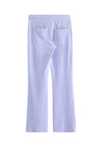 Lyseblå udvidede bukser lavet af blødt stof med en glat tekstur, med to baglommer og en behagelig elastisk talje.