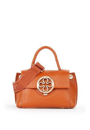 Piccola borsa in pelle color cuoio con manico superiore, chiusura decorativa dorata a forma di fiore e ampia tracolla regolabile.