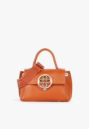 Pequeño bolso de piel color coñac con asa superior, cierre decorativo dorado en forma de flor y una correa de hombro ancha y ajustable.