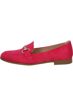 Mocassino in suede rosa con fibbia e dettaglio della cintura in tonalità oro. Suola piatta, punta rotonda e superficie morbida. Design semplice ed elegante.