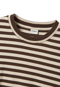 Camiseta de cuello redondo con rayas horizontales marrones y beige, con una etiqueta de tela que dice "STEFANEL" en el interior del cuello.
