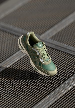 ASICS SportStyle GEL NYC UNISEX - Sneaker low - grove/olive