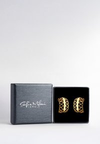 Guldfärgade örhängen i geometrisk design, uppställda i en svart texturerad box med en sammetspåläggning. Funktioner med intrikata metalldetaljer.