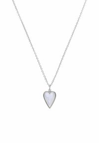 Zilveren ketting met een hartvormige hanger, die een gladde, lichtgekleurde steen bevat en een kleine diamanten accent aan de bovenkant.