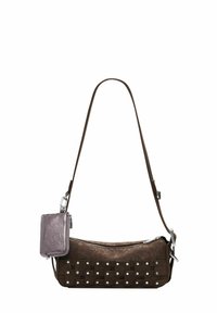 Braune Lederhandtasche mit einer glatten Oberfläche, ausgestattet mit Metallnieten und einem abnehmbaren, lila strukturierten Beutel. Verstellbarer Riemen für zusätzlichen Komfort.