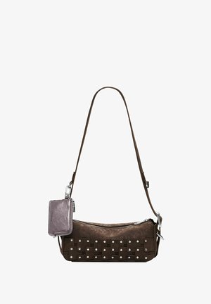Brązowa skórzana torba o gładkim wykończeniu, z metalowymi ćwiekami i odpinanym fioletowym, teksturowanym woreczkiem. Regulowany pasek dla wygody.