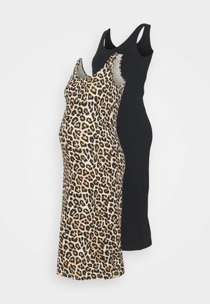 Dwie sukienki ciążowe wiszą obok siebie. Jedna jest czarna, wykonana z elastycznego materiału; druga ma wzór w panterkę o podobnym kroju.