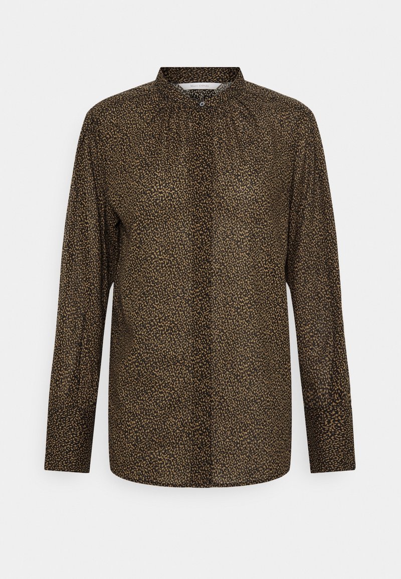 Blouse marron à manches longues avec petit motif tacheté noir et beige, col montant et détail de bouton au niveau du col.