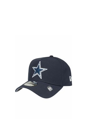 Casquette de baseball bleu foncé avec un logo étoile blanche et marine sur le devant, visière incurvée et sangle ajustable, marquée des logos NFL et New Era.