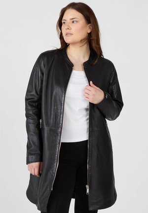 Schwarze Lederjacke mit Reißverschluss vorne, rundem Ausschnitt und zwei seitlichen Taschen. Glatte Textur, mittellanges Design und taillierte Passform.