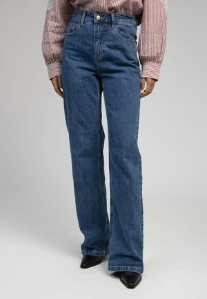 Jean en denim bleu taille haute avec une coupe droite, fermeture à boutons et détails de couture subtils. Texture lisse et design classique.