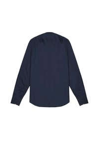 Camicia a maniche lunghe blu navy, in tessuto solido, con polsini a bottoni, colletto classico e orlo curvo. Texture liscia, senza motivi o grafiche visibili.