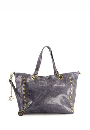 Graue Faux-Leder-Tote-Tasche mit glänzender Oberfläche, dekorativer goldfarbener Hardware und runden Nieten entlang der Seite. Enthält doppelte Tragegurte.
