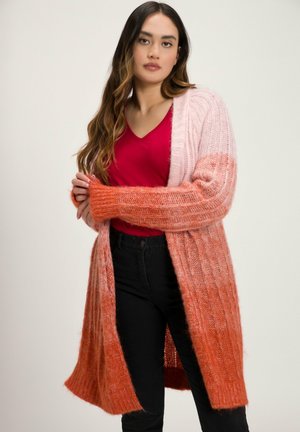 Dlouhý cardigan v přechodových odstínech růžové do oranžové, vyrobený z měkké, strukturované pleteniny s ribbed vzorem. Má otevřený přední díl a dlouhé rukávy.